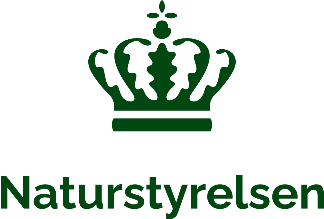LOGO_NST_MOERKGROEN_DK_CMYK
